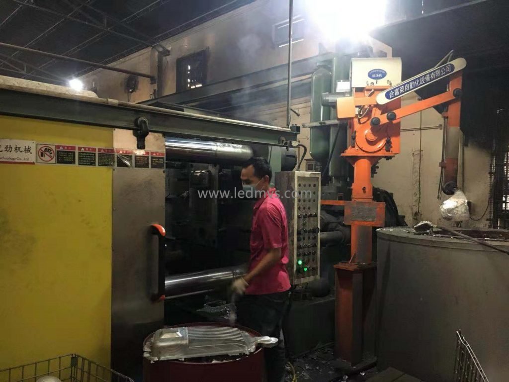  LED floodlight mold and die-cast housing structure on the production floor